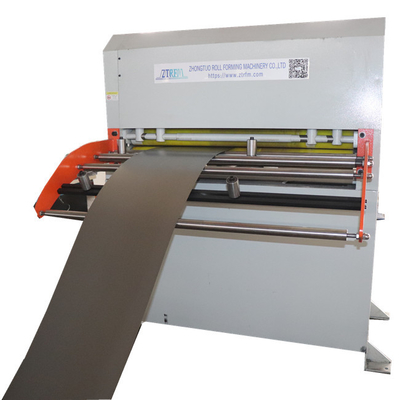 Máy tạo cuộn bảng bảng kim loại trên kệ siêu thị