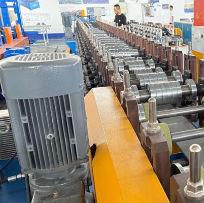 Máy hình thành cuộn nắp đồi có thể điều chỉnh chiều rộng