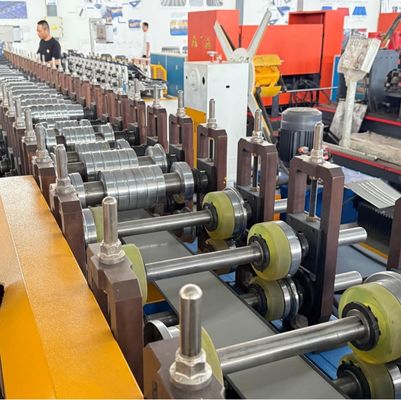 Máy hình thành cuộn nắp đồi có thể điều chỉnh chiều rộng